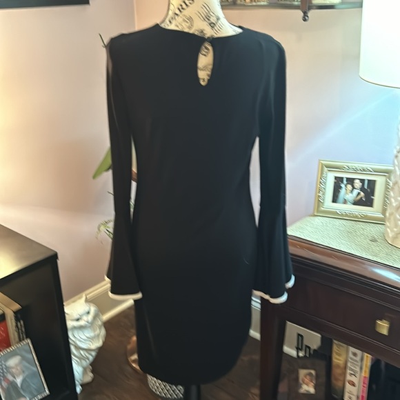 Size small Vince Camuto, black dress with bell sleeve fully lined - Picture 6 of 7